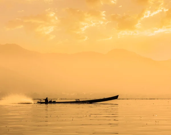 Silhouette barca a motore sul lago Inle — Foto Stock