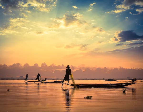 Tradiční barmské rybáři na jezeře Inle lake Myanmar — Stock fotografie