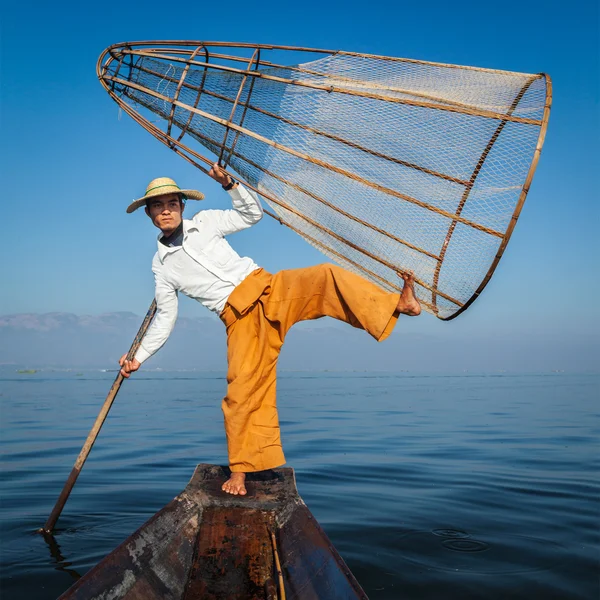 インレー湖ミャンマーで伝統的なビルマの漁師 — ストック写真