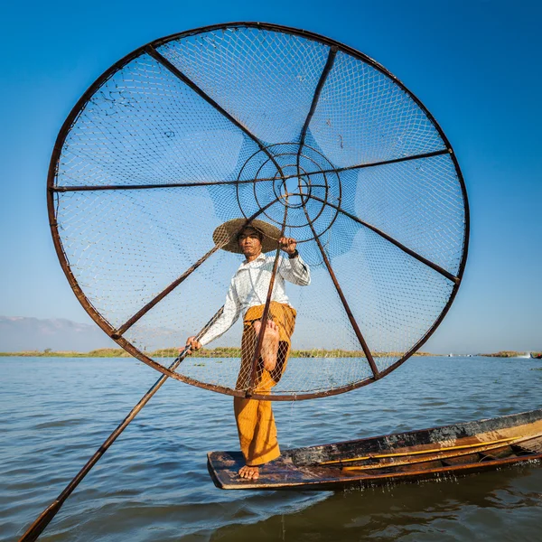 Pescador birmano en el lago Inle, Myanmar — Foto de Stock