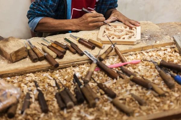 Intagliatore nella lavorazione del legno — Foto Stock