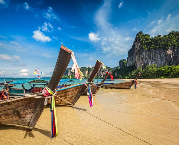 Lång svans båtar på stranden, thailand — Stockfoto