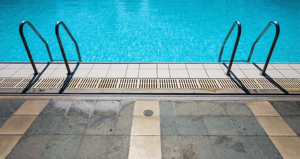 Ladder to swimming pool — Stock Photo, Image