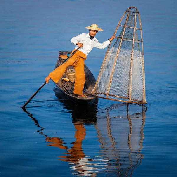 Бирманский рыбак в озере Инле, Мьянма — стоковое фото