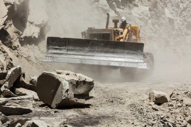 Buldozer heyelan Himalayalar de yol Temizleme