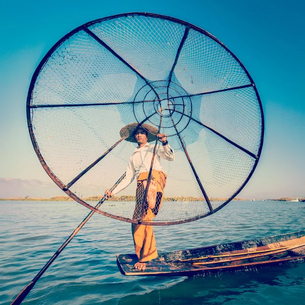 インレー湖ミャンマーで伝統的なビルマの漁師 — ストック写真
