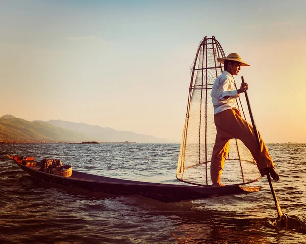 Inle Gölü Myanmar, geleneksel Birmanya balıkçı — Stok fotoğraf