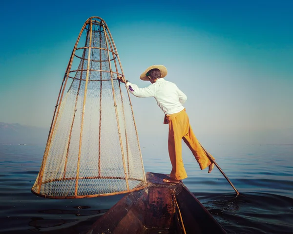 Traditional Burmese fisherman at Inle lake Myanmar — Stock Photo, Image