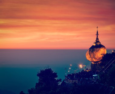 altın rock - kyaiktiyo pagoda, myanmar