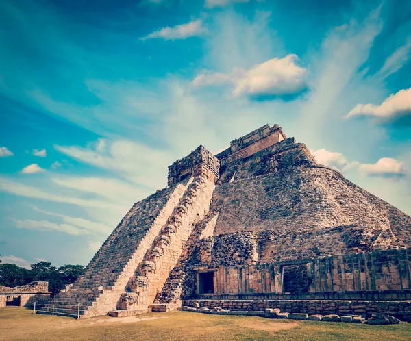 在乌斯马尔，墨西哥玛雅金字塔 — 图库照片