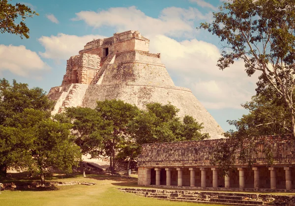 Mayan πυραμίδας πυραμίδα του μάγου σε Uxmal — Φωτογραφία Αρχείου