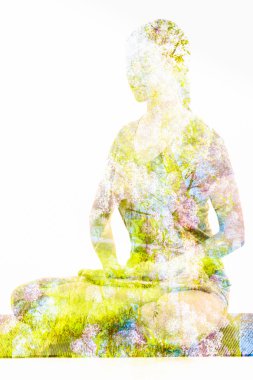 Yoga asana yaparken kadın görüntüsünü çift pozlama