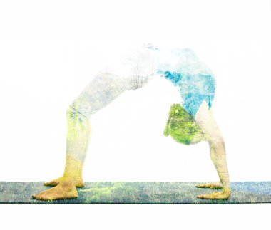 Yoga asana yaparken kadın görüntüsünü çift pozlama