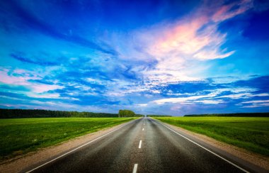 yol ve fırtınalı gökyüzü