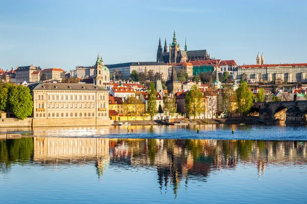 Vltava üzerinde Mala Strana ve Prag Kalesi'nin görünümü — Stok fotoğraf