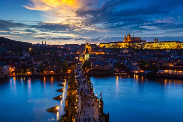 Prag, Charles Köprüsü, Vltava Nehri gece görünümü — Stok fotoğraf