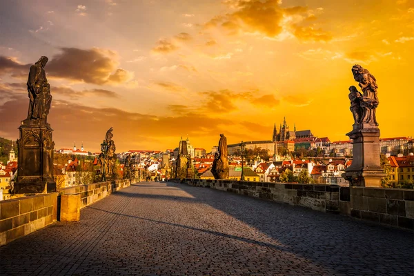 Γέφυρα του Καρόλου και την Ανατολή του ηλίου castleon Πράγα — Φωτογραφία Αρχείου