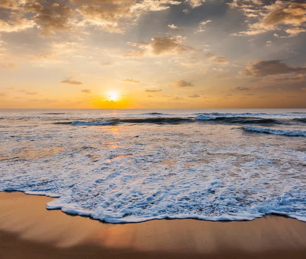 Sunrise on beach — Stock Photo, Image