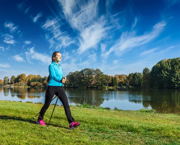 Junge Frau beim Nordic Walking — Stockfoto