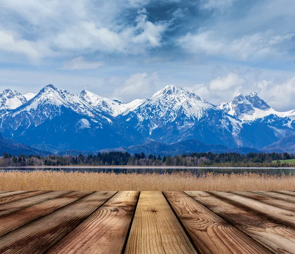 Piso de tábuas de madeira com paisagem dos Alpes da Baviera — Fotografia de Stock