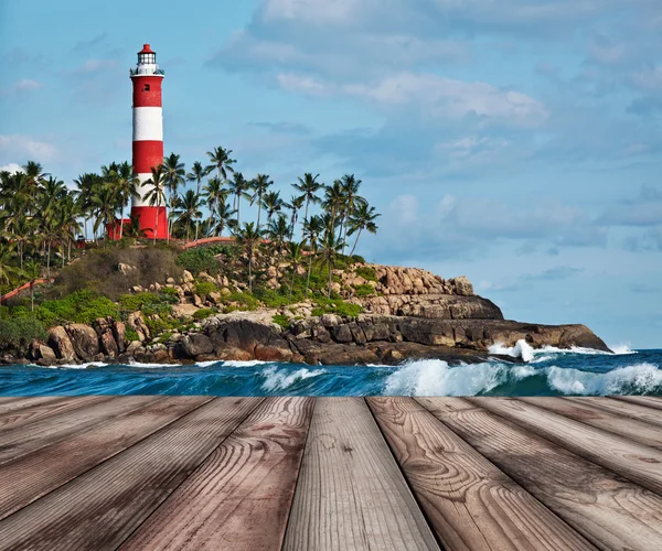 Pavimento in assi di legno con vecchio faro e onde di mare — Foto Stock