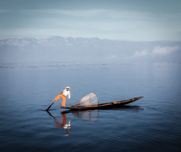 Traditionella burmesiska fiskare på Inle lake, Myanmar — Stockfoto