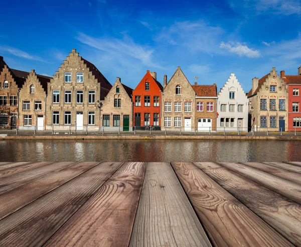 Τραπέζι ξύλινο σανίδες με ευρωπαϊκή πόλη στο παρασκήνιο — Φωτογραφία Αρχείου