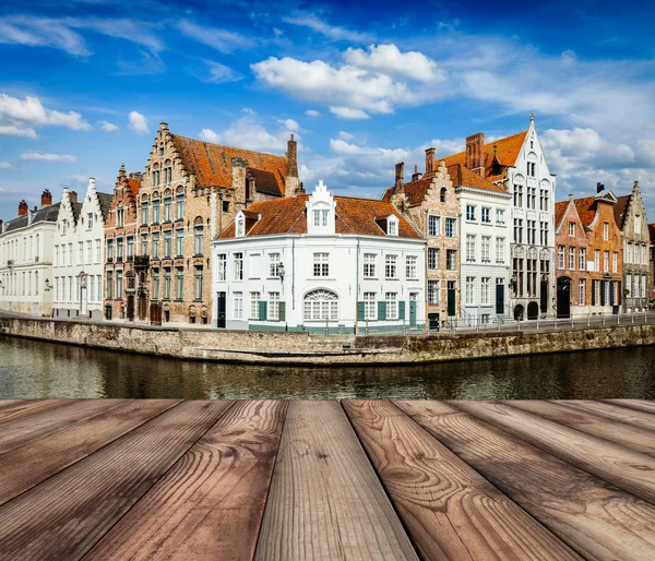 Tábuas de madeira com canais Bruges no fundo — Fotografia de Stock