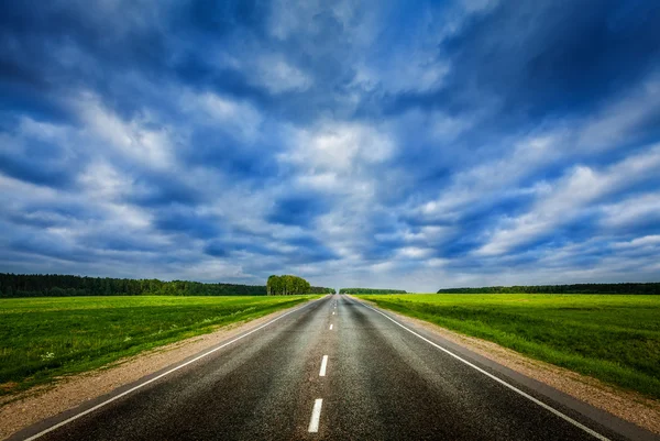 Estrada e céu tempestuoso — Fotografia de Stock