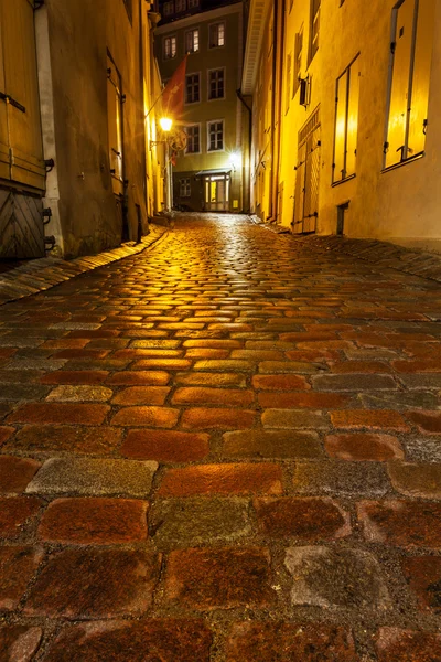 Таллиннская улица ночью, Эстония — стоковое фото