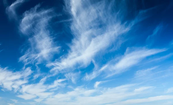 Blå himmel med vita moln — Stockfoto