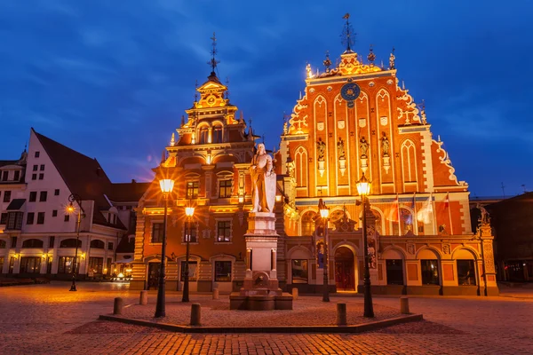 Riga Stadhuisplein, huis van de mee-eters en st. roland st — Stockfoto