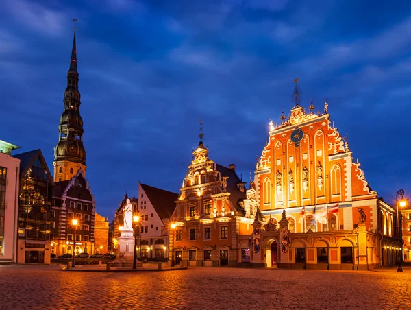 Riga Town Hall Square, House of the Blackheads, St. Roland Statu — Stock Photo, Image