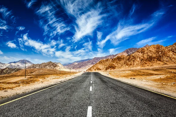 Road in Himalayas with mountains — Stock Photo, Image