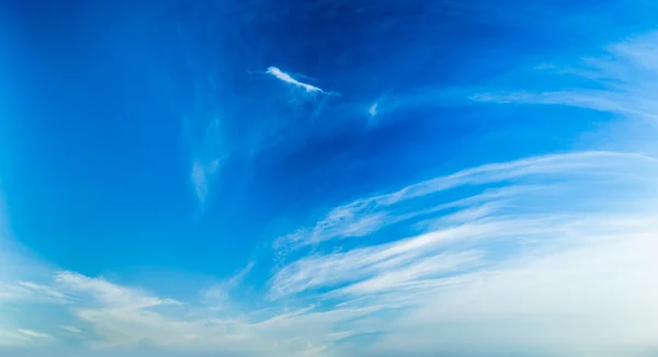 Céu azul com nuvens — Fotografia de Stock