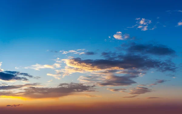Вечірнє небо заходу сонця з хмарами — стокове фото