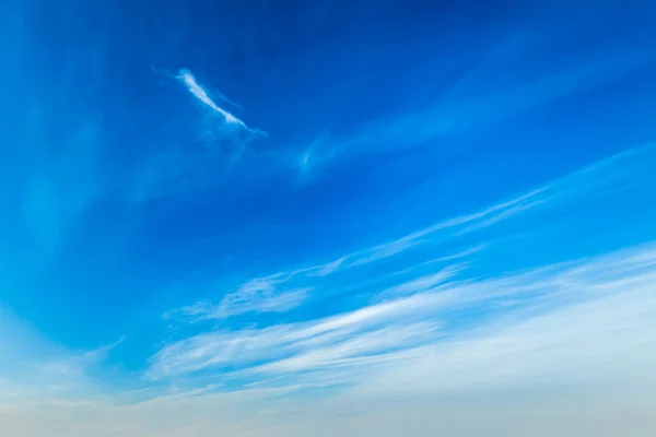 Blå himmel med moln — Stockfoto