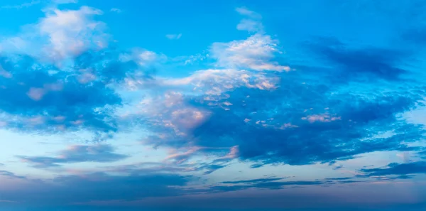 Вечірнє небо з хмарами — стокове фото