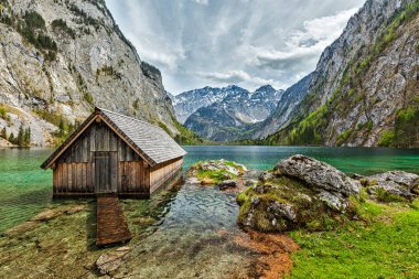 Tekne dok Obersee gölü etrafında bizimkiler yaşar. Bavyera, Almanya