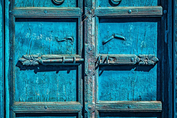 Latch with padlock on door in India — Stock Photo, Image