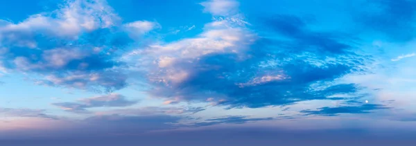 Cielo nocturno con nubes — Foto de Stock