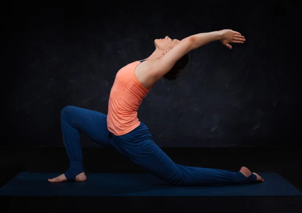 Fit yogini woman practices yoga asana  Anjaneyasana — Stock Photo, Image