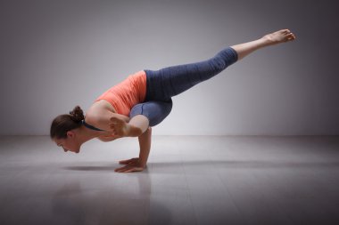 Yogi kız uygulamaları yoga asana eka pada kou güzel sportif uygun