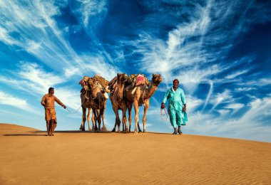 İki cameleers deve sürücüleri Thar çöl dunes içinde deve ile