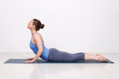 Sportif uygun yogini kadın uygulamaları yoga asana bhujangasana 