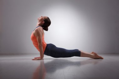 Sportif uygun yogini kadın yoga asana Urdhva mukha svanas uygulamaları