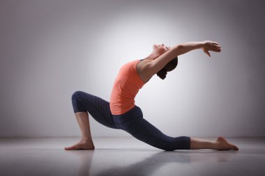 Uygun yogini kadın uygulamaları yoga asana Anjaneyasana