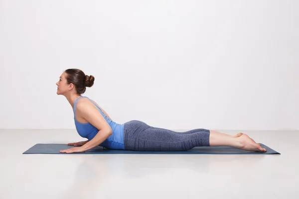 Mujer yoguini en forma deportiva practica yoga asana bhujangasana —  Fotos de Stock