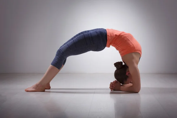 Beautiful sporty fit yogi girl practices yoga asana viparita dan — Stock Photo, Image