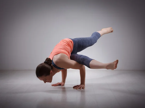Beautiful sporty fit yogi girl practices yoga asana eka pada kou — Stock Photo, Image